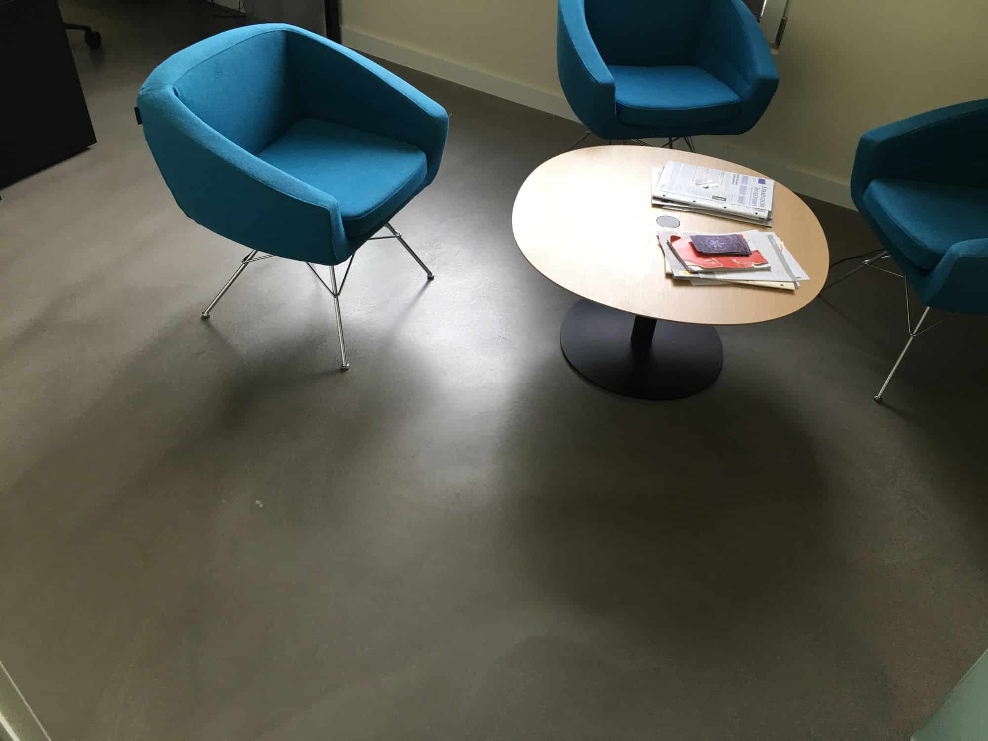 Fugenlose Bodenbeschichtung in einem Büro