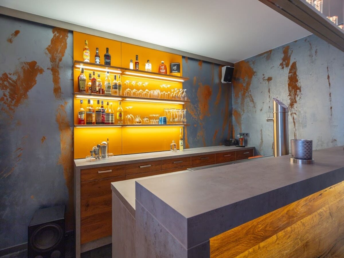 Stahloptik und Rostoptik an der Wand