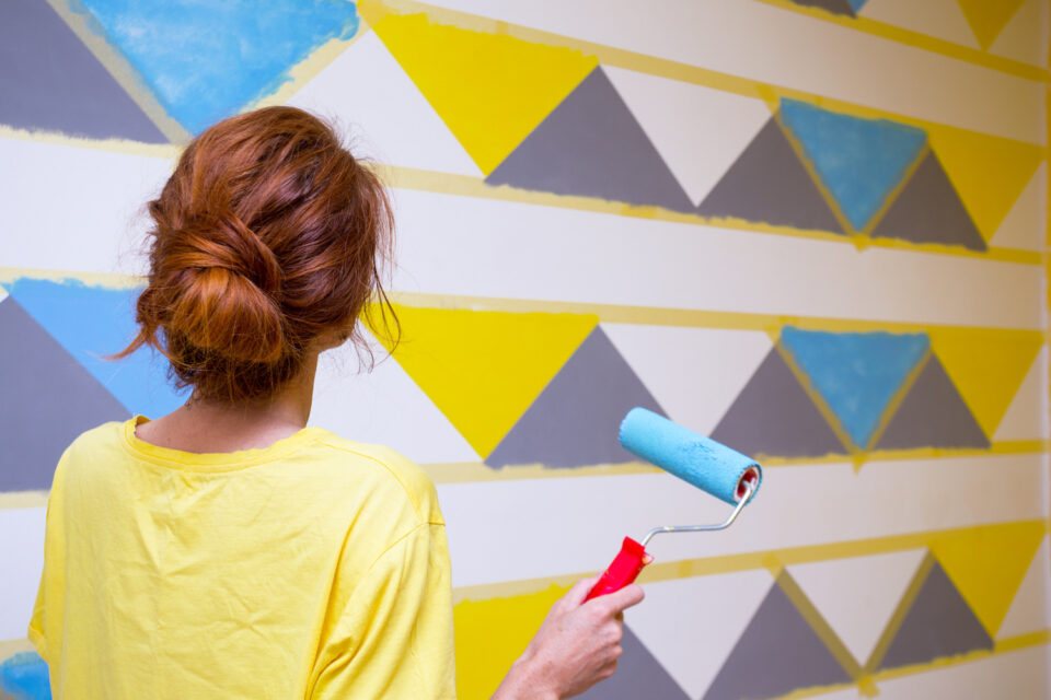 girl paints the wall