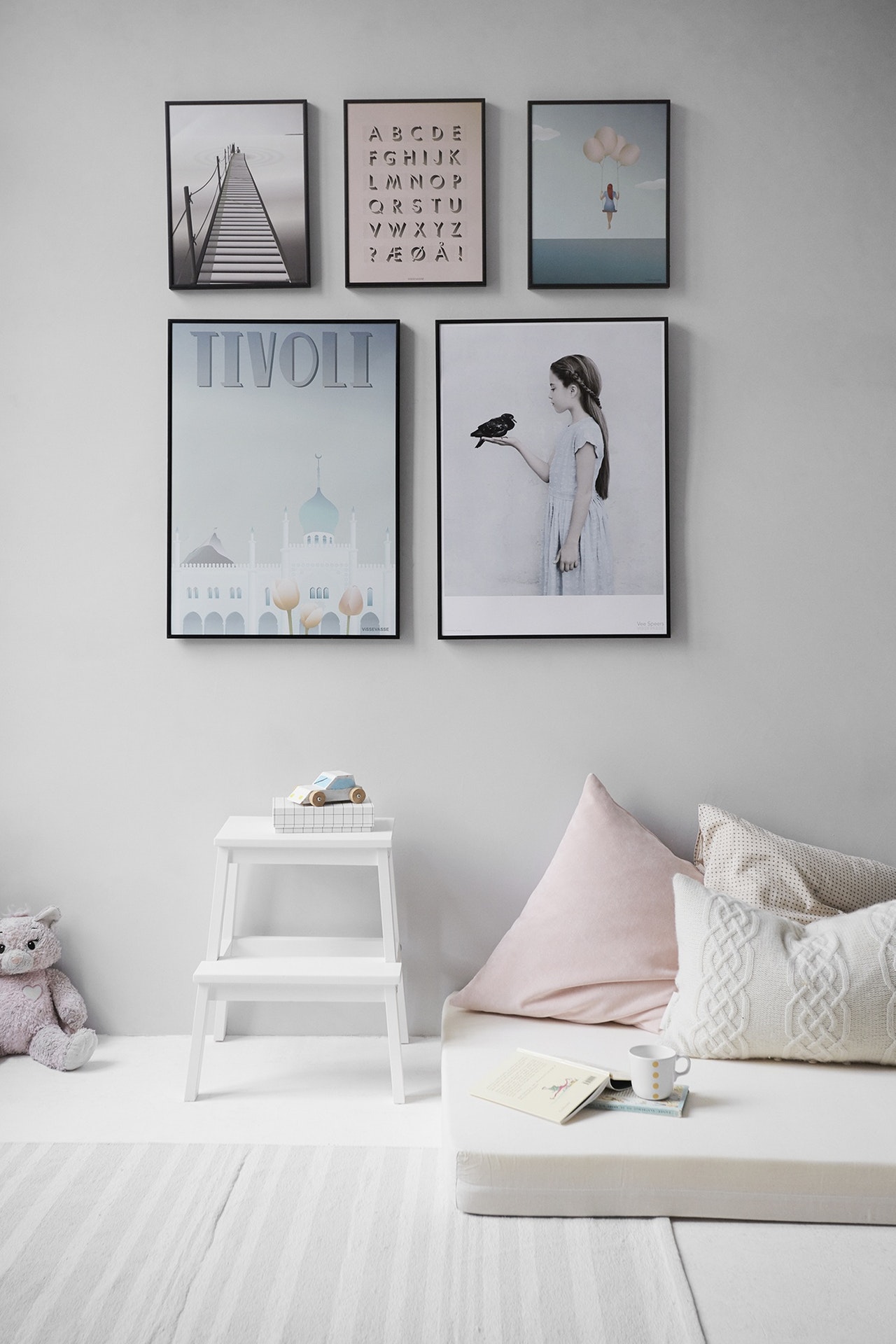 apartment-bed-bedroom-chair-462235.jpg