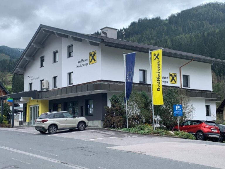 Fassade-Raiffeisen-Bad Kleinkirchheim Die Bankfiliale erhielt eine neue Fassade
