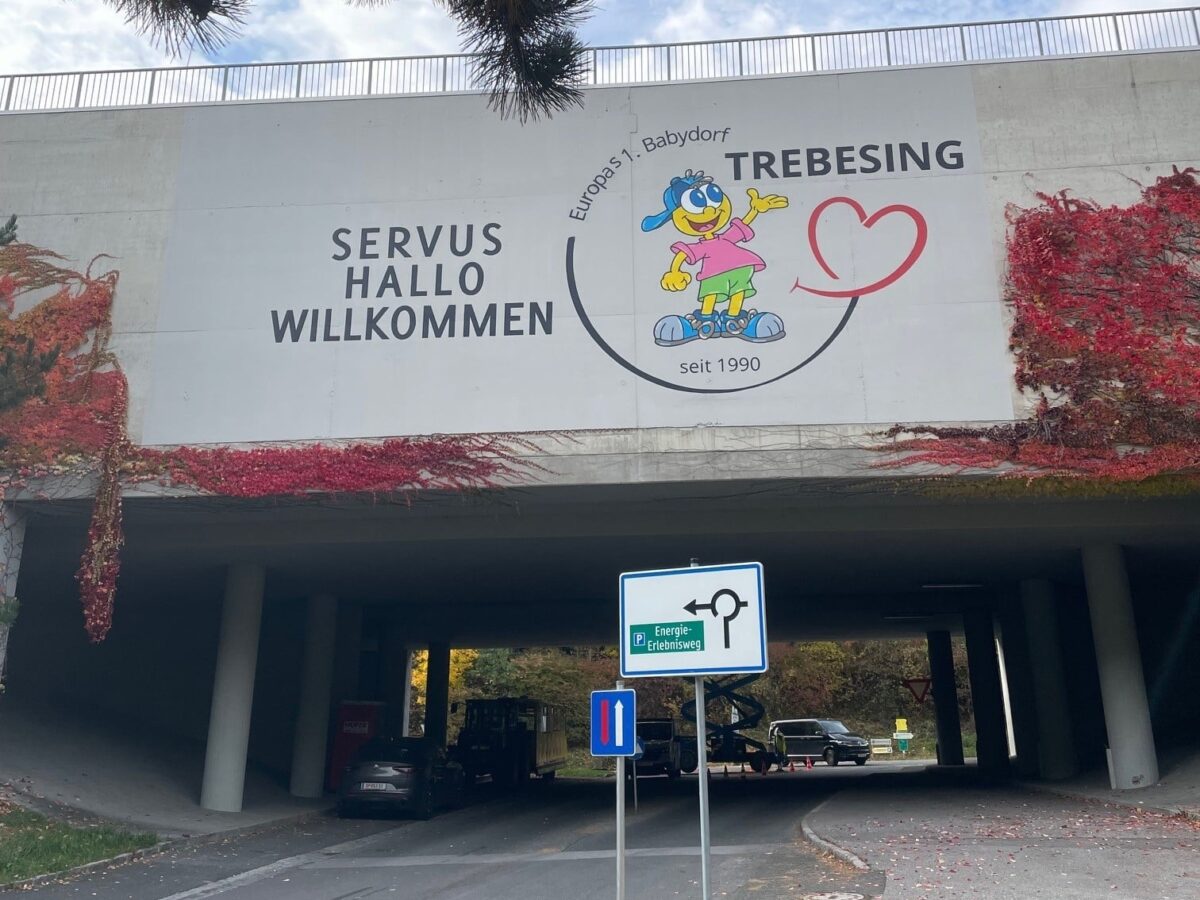 Beschriftung einer Autobahnbrücke