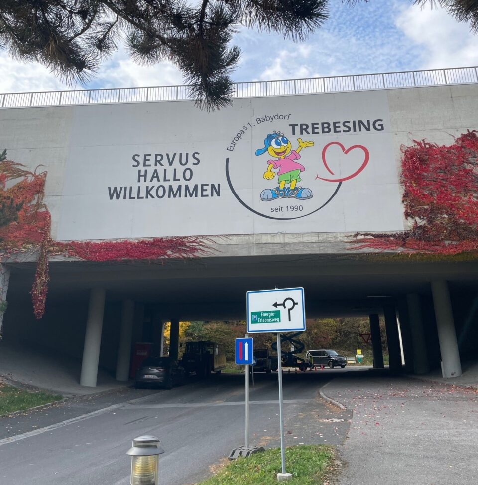 Purpurrot-Werbetechnik Beschriftung einer Autobahnbrücke