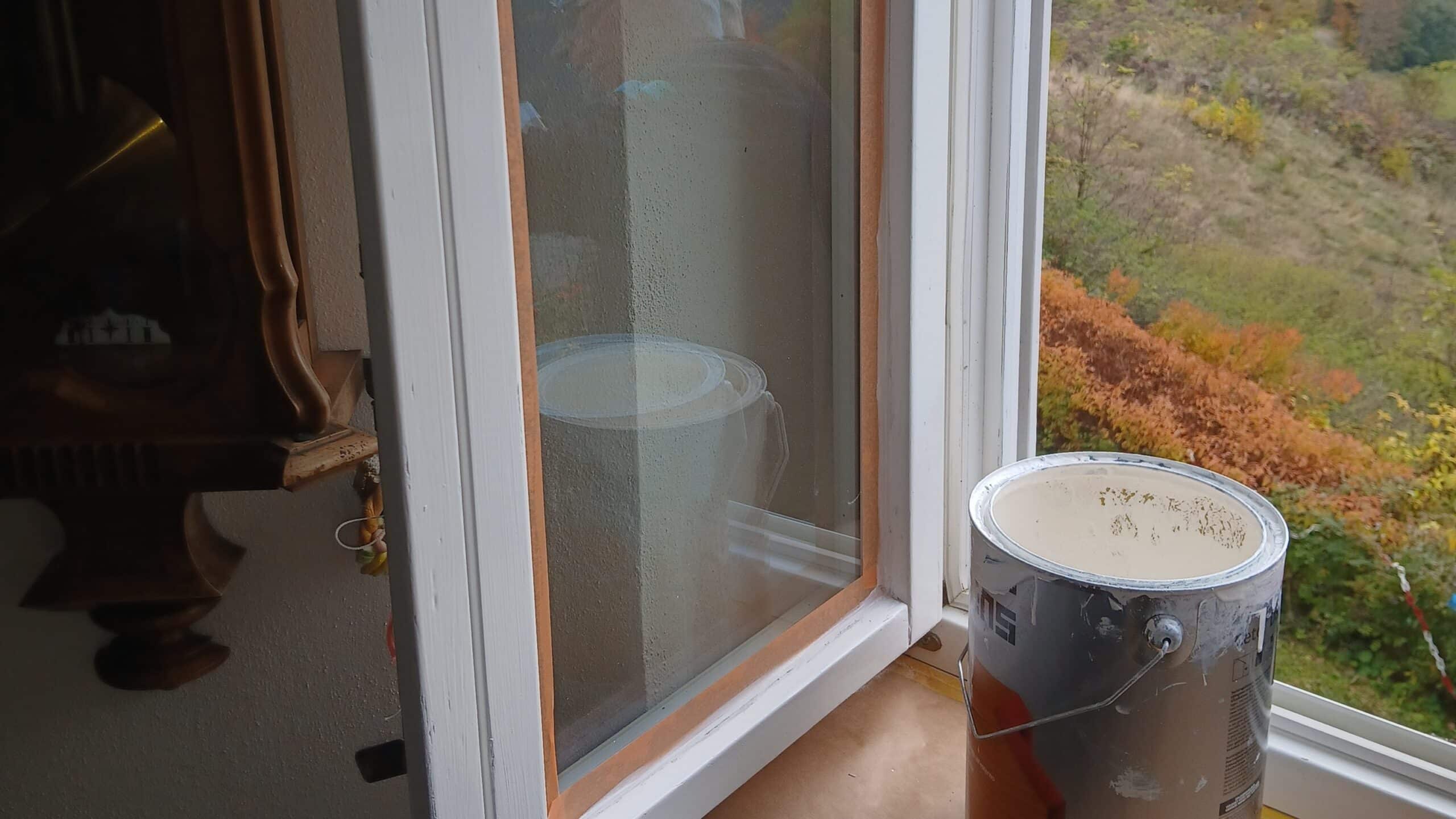 Fenstersanierung-Purpurrot Alte Katenfenster mit hochwertigem Anstrich.