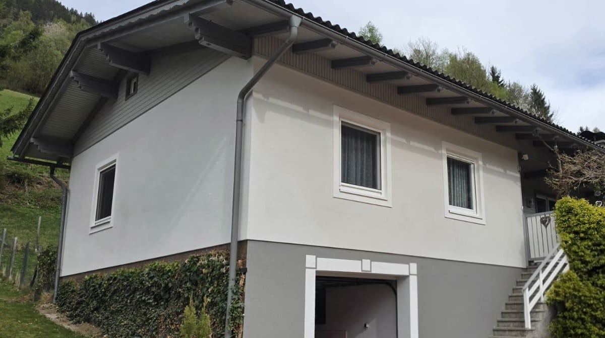 Wärmeschutz-Fassade-Purpurrot Ein Wohnhaus wird aufgewertet mit Fassadendämmung