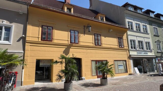 Historisches Altstadthaus in St. Veit nach der Fassadenrenovierung.