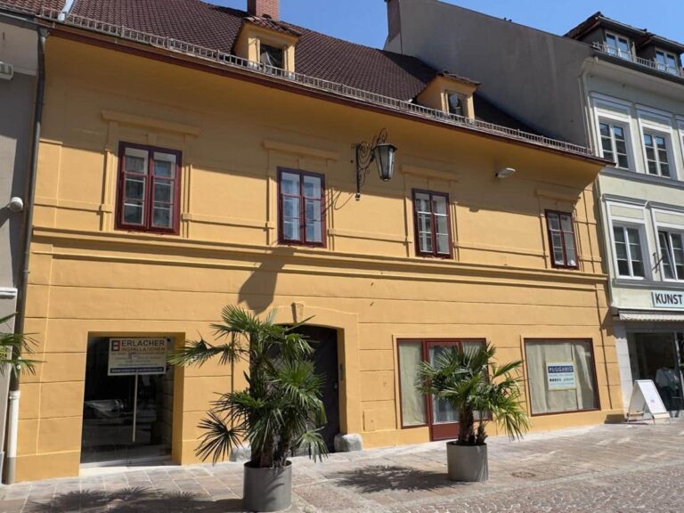 historisches-altstadthaus-st-veit-fassadenrenovierung Historisches Altstadthaus in St. Veit nach der Fassadenrenovierung.