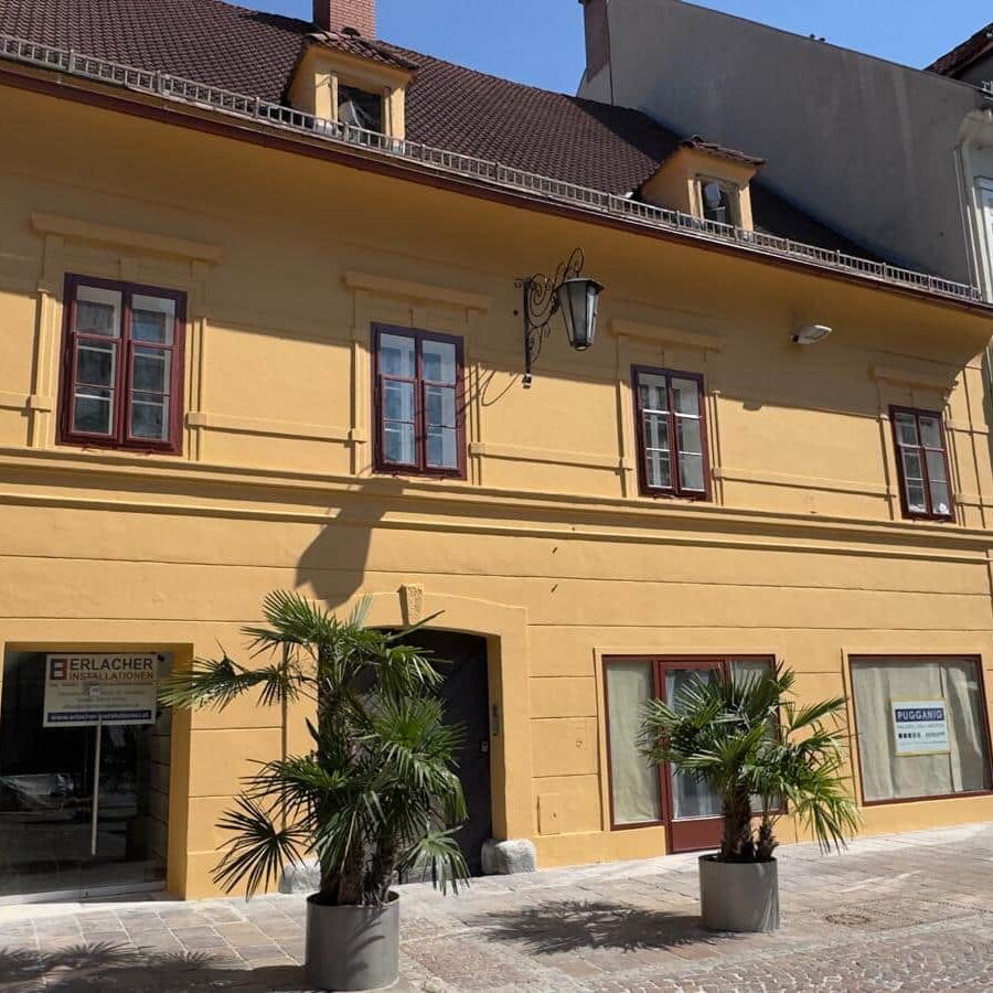Historisches Altstadthaus in St. Veit nach der Fassadenrenovierung.