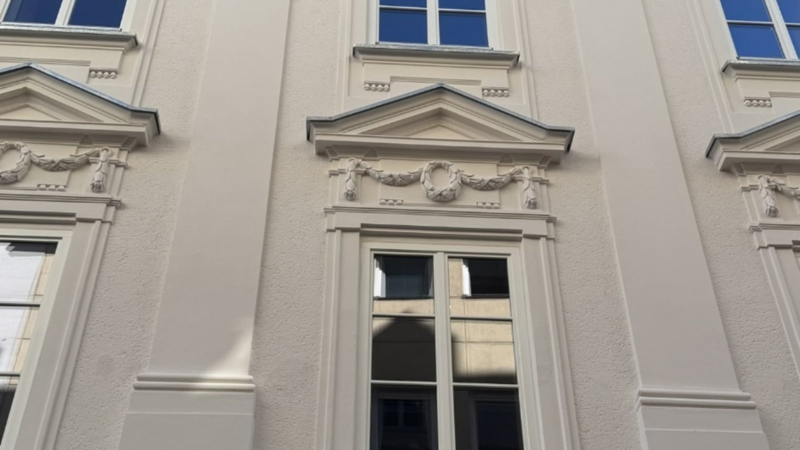 Denkmalschutz-Purpurrot Historische Fassade in Klagenfurt wurde fachmännisch renoviert.