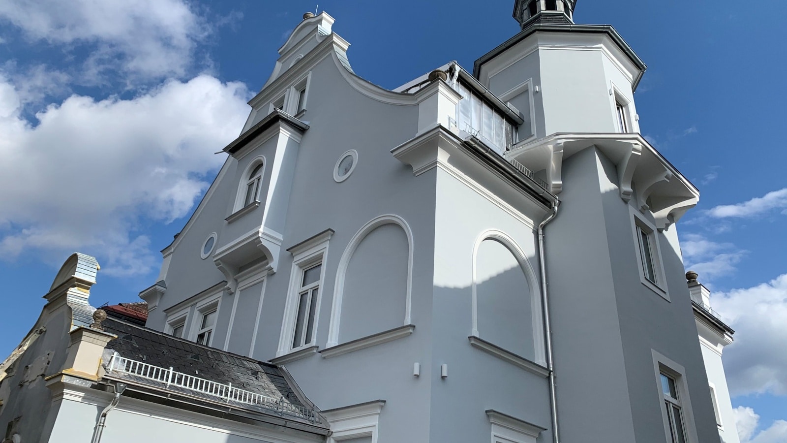 Fassadenrenovierung-Purpurrot Fassadenrenovierung eines Kindergartens in Klagenfurt
