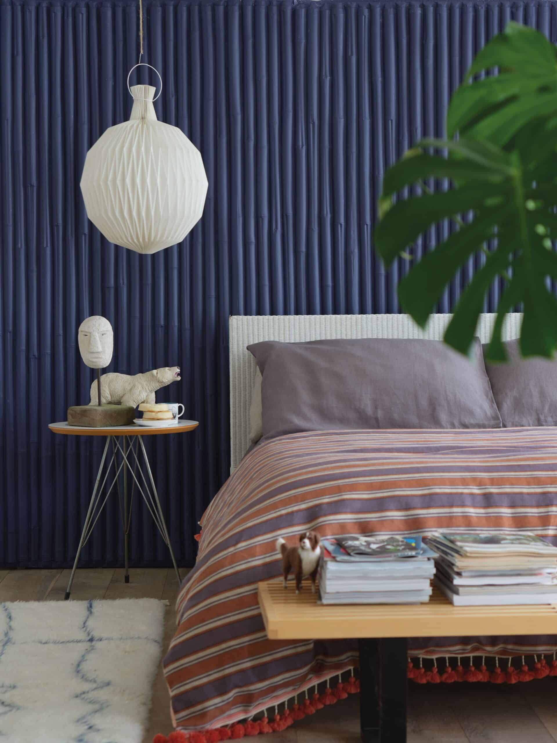 Farrow & Ball - Schlafzimmer-3 Schlafzimmer mit dunkelblauer strukturierter Wandgestaltung