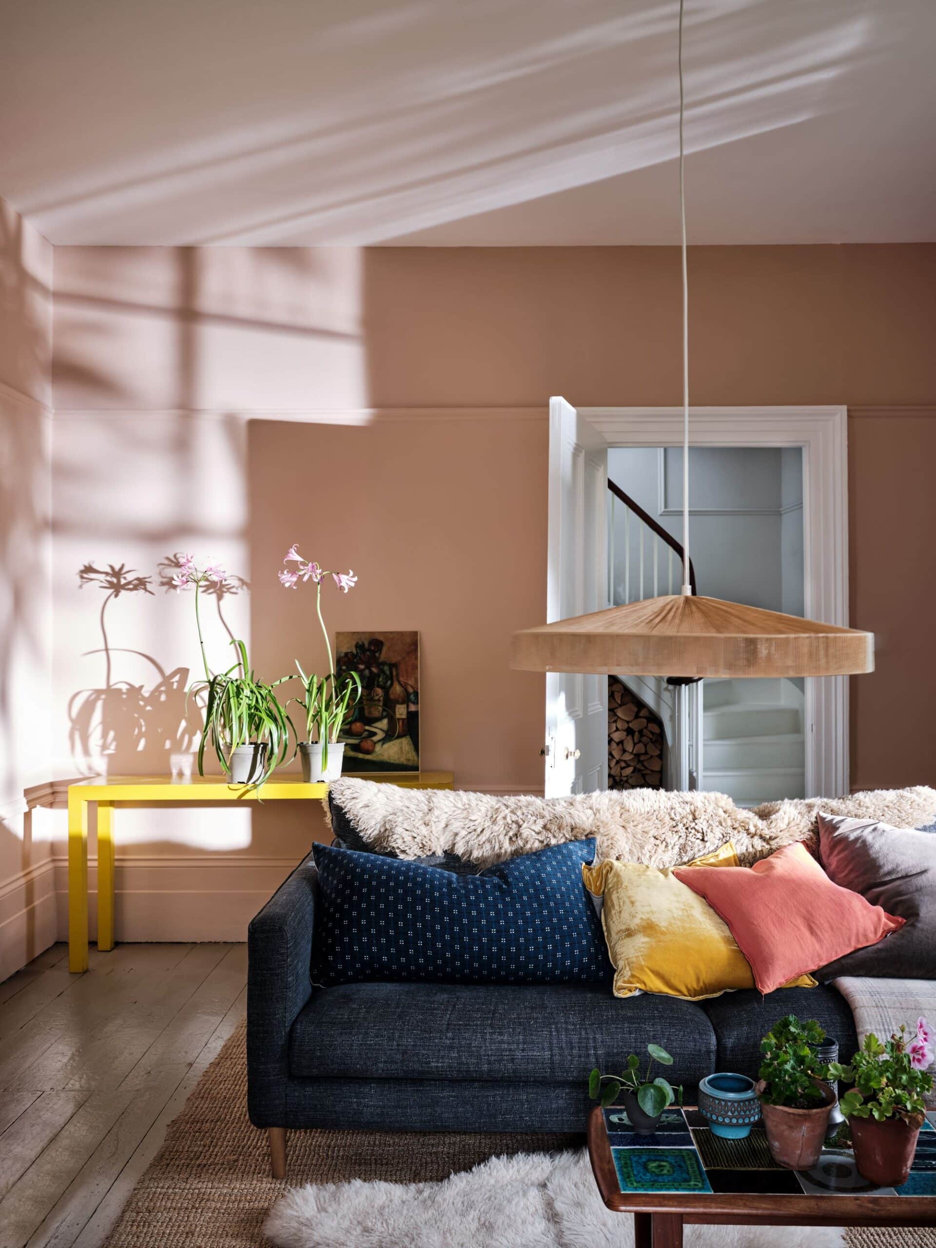 Farrow & Ball - Wohnzimmer-3 Wohnzimmer mit warmer Wandfarbe, Holzboden und farbigen Möbelakzenten