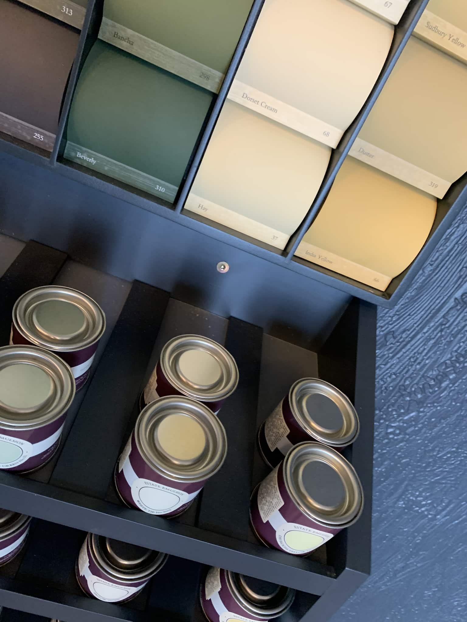 Farrow & Ball-Farbpalette Auswahl verschiedener Farbtöne und Farbmuster für die Wandgestaltung