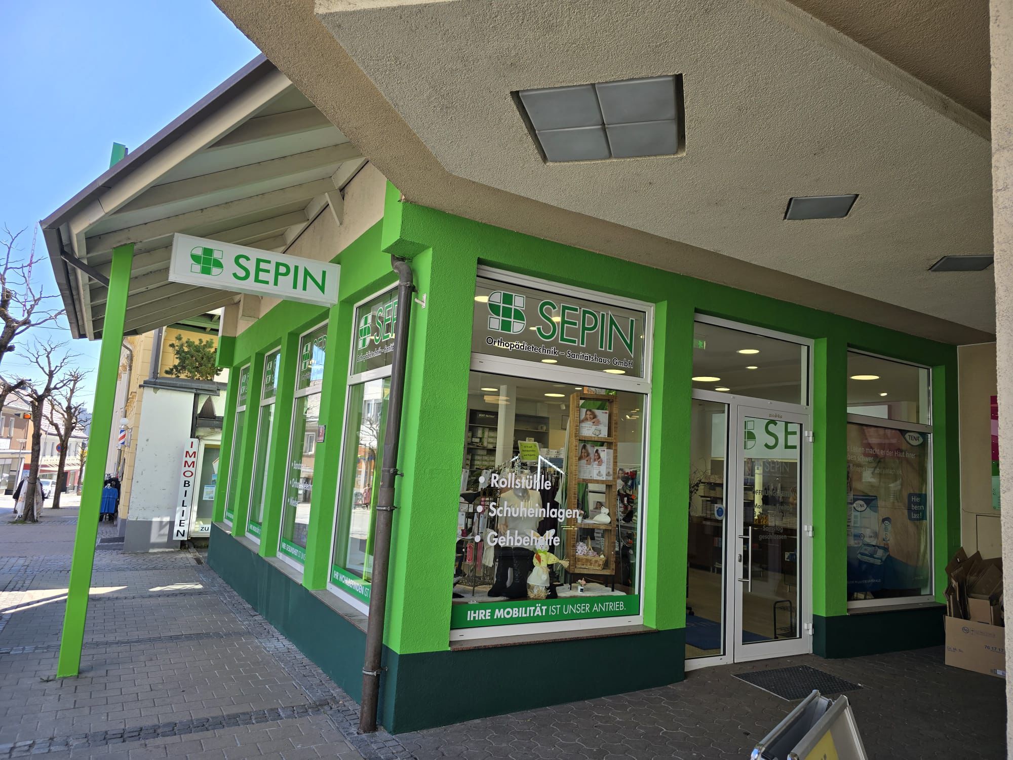 Renovierte Fassade des SEPIN-Standorts im grünen Corporate Design