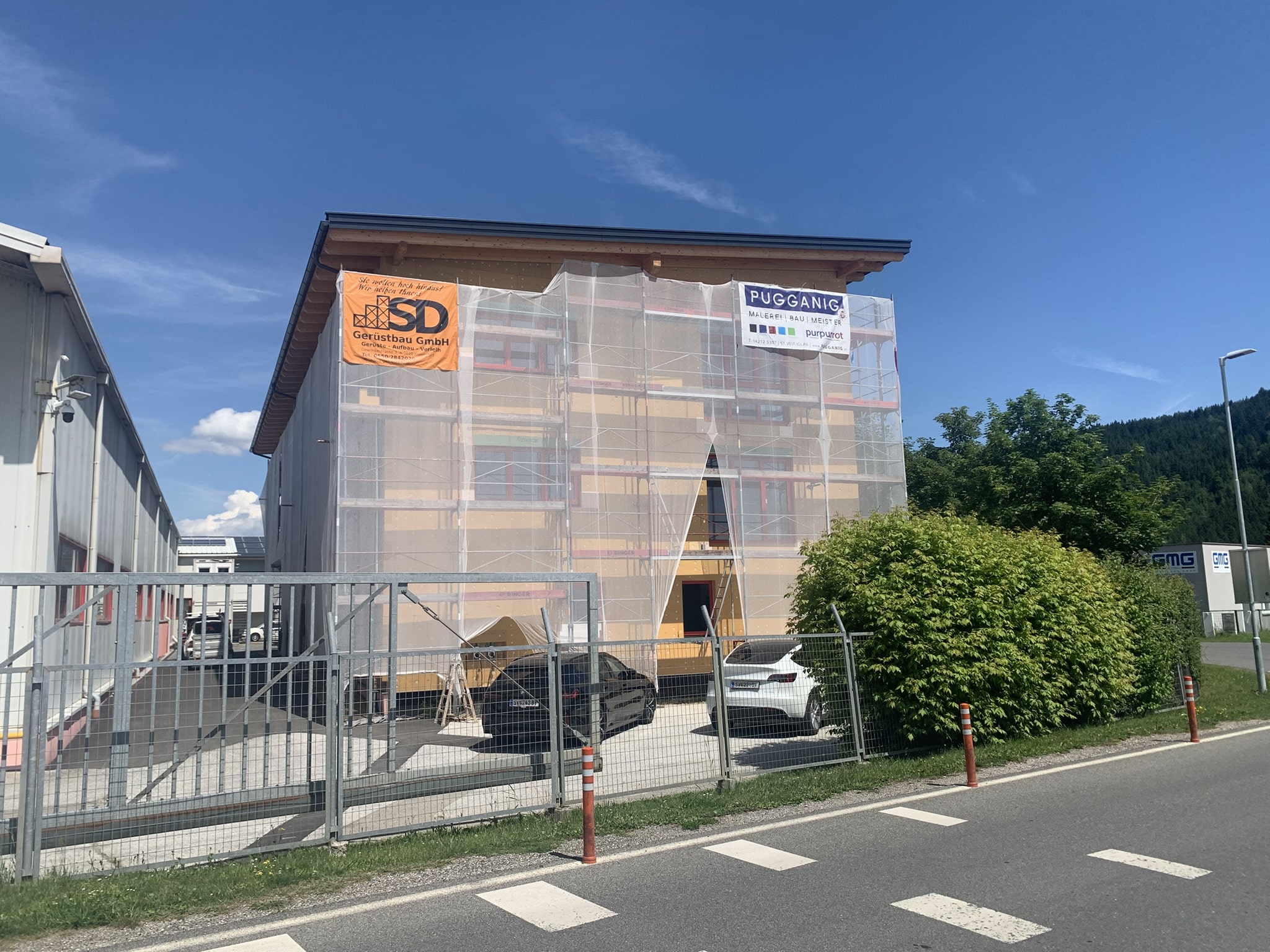 Eingerüstetes Firmengebäude von TC Maschinenbau während der Fassadenarbeiten