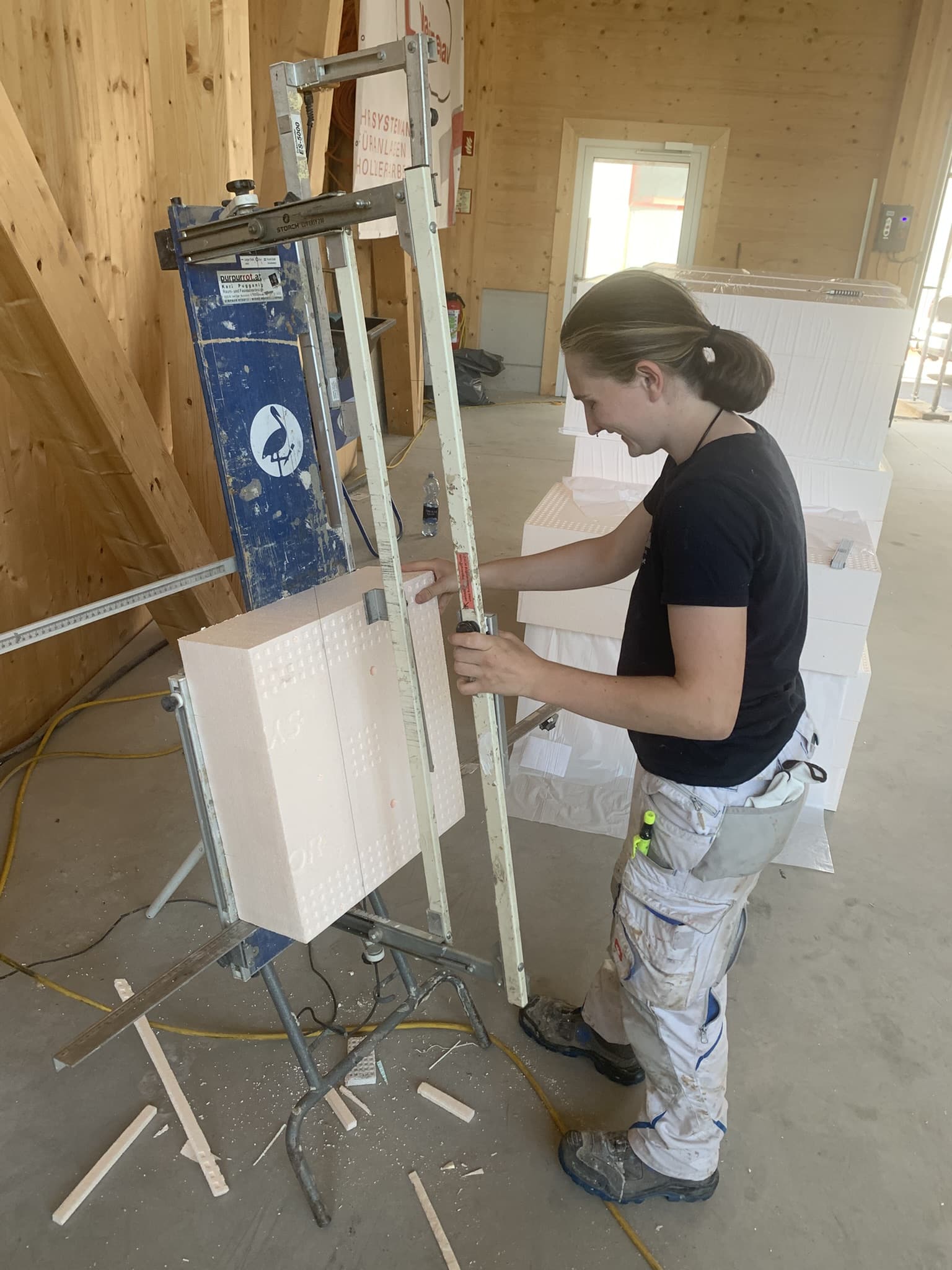 Fassadenarbeiten am Holzfaser-WDVS Handwerkliche Arbeiten am Wärmedämmverbundsystem des Firmengebäudes