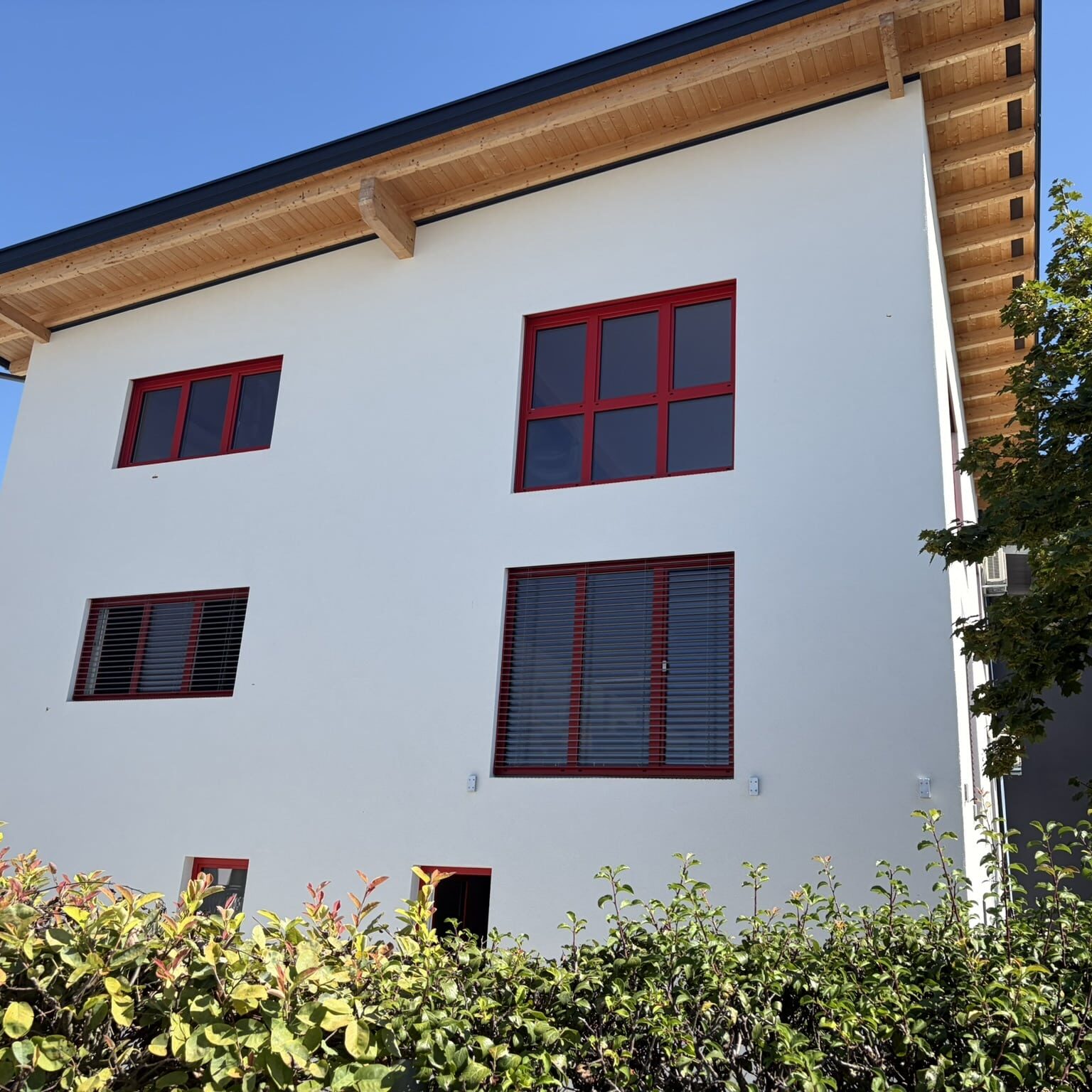 Fertiggestellte helle Fassade des Firmengebäudes von TC Maschinenbau in St. Veit