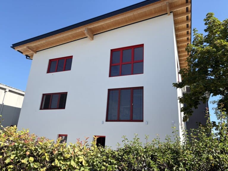 TC Maschinenbau – fertiges Firmengebäude Fertiggestellte helle Fassade des Firmengebäudes von TC Maschinenbau in St. Veit