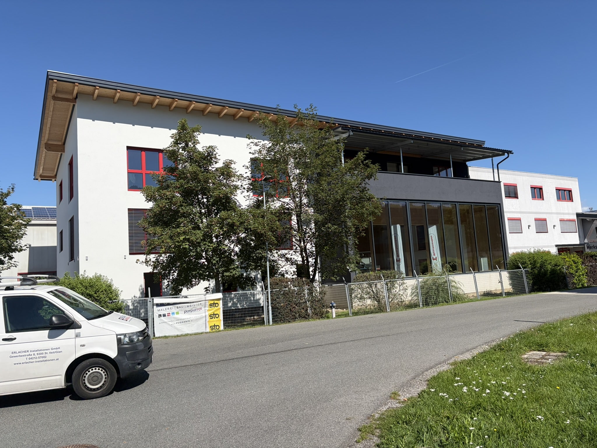 Firmengebäude von TC Maschinenbau mit fertiggestellter Fassade in St. Veit an der Glan