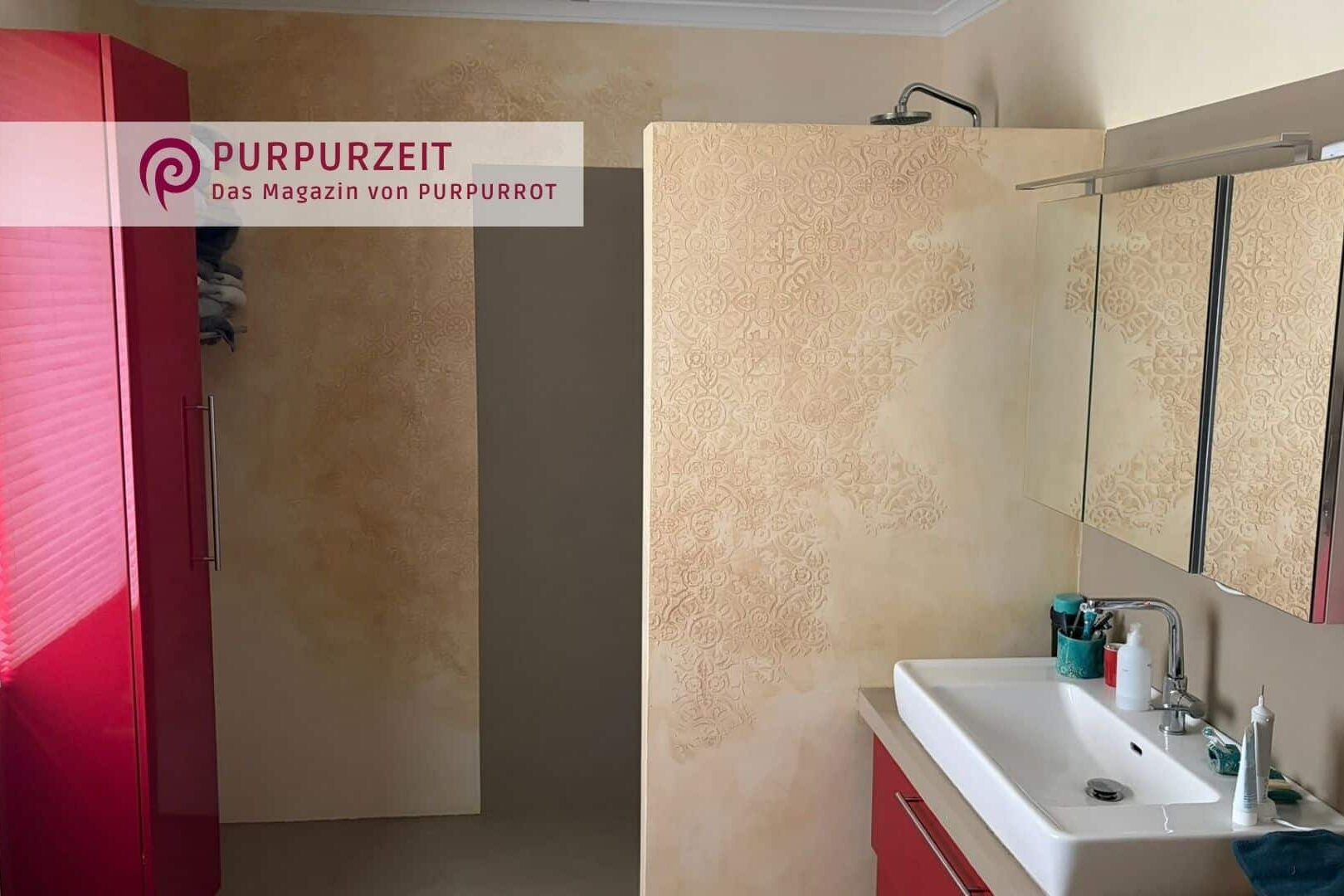 Mineralischer Kalk-Spachtelputz im Badezimmer Badezimmer mit dekorativ strukturiertem mineralischem Kalk-Spachtelputz