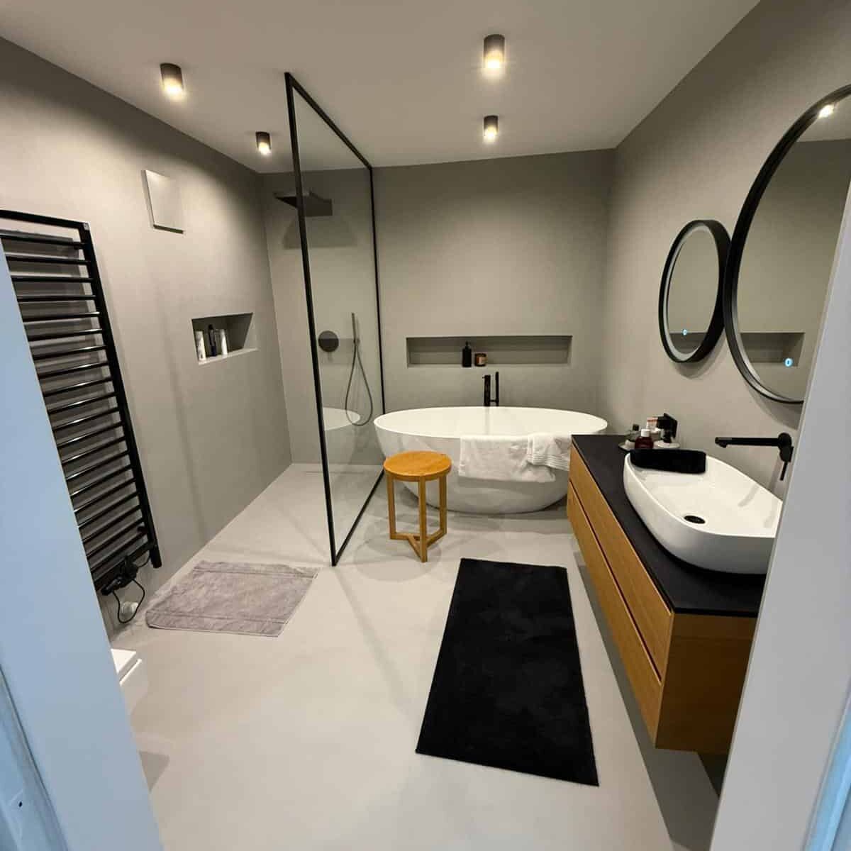 Fugenloses Badezimmer in Reihenhaus in Unterkärnten