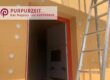 Holzfaserplatten eines Wärmedämmverbundsystems auf einem Firmengebäude in Holzbauweise