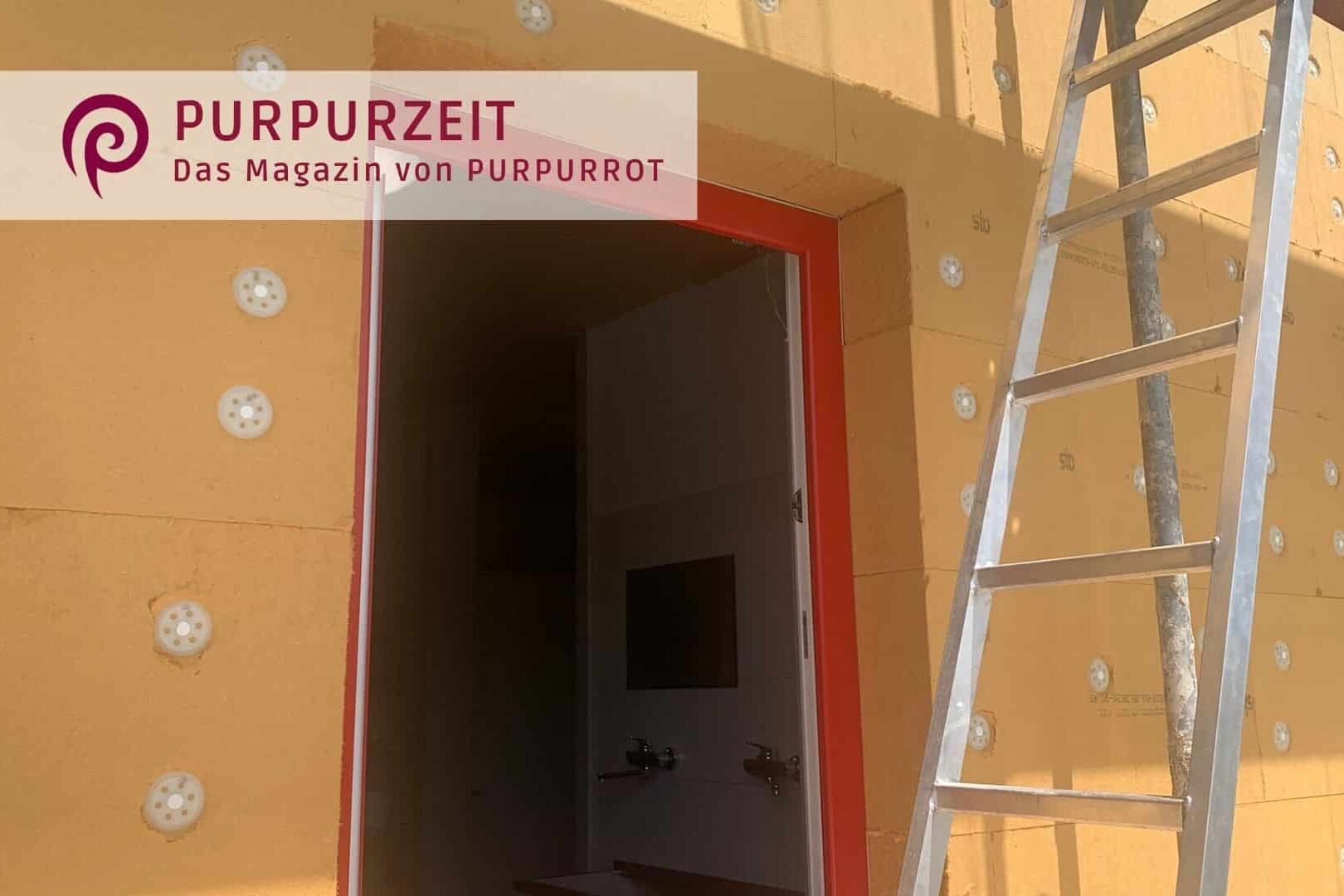 Holzfaser-WDVS auf Holzbau – Fassadenaufbau Holzfaserplatten eines Wärmedämmverbundsystems auf einem Firmengebäude in Holzbauweise