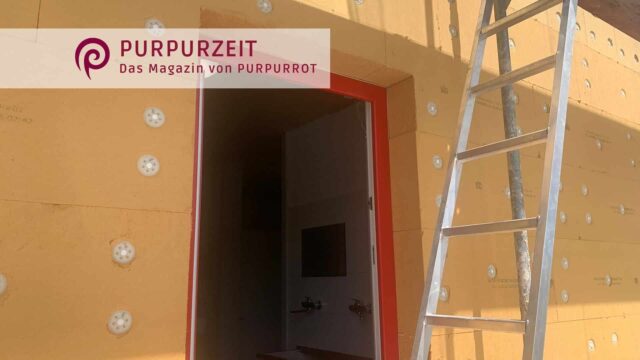 Holzfaser-WDVS auf Holzbau – Fassadenaufbau Holzfaserplatten eines Wärmedämmverbundsystems auf einem Firmengebäude in Holzbauweise