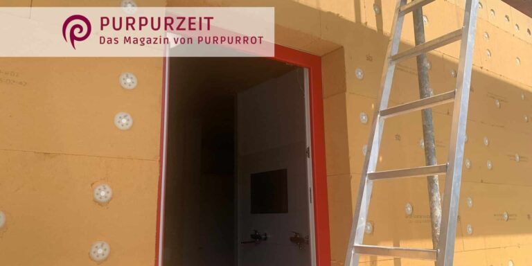 Holzfaser-WDVS auf Holzbau – Fassadenaufbau Holzfaserplatten eines Wärmedämmverbundsystems auf einem Firmengebäude in Holzbauweise