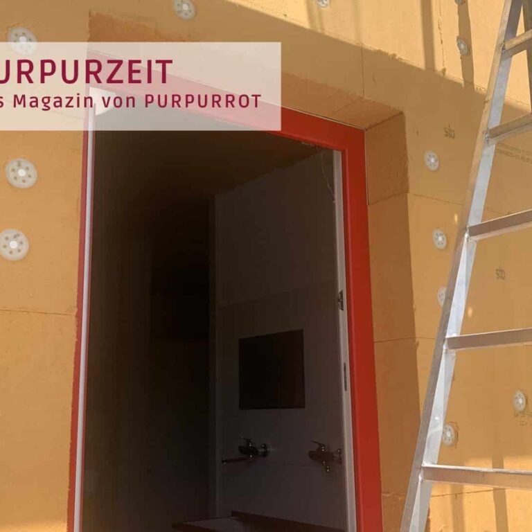 Holzfaser-WDVS auf Holzbau – Fassadenaufbau Holzfaserplatten eines Wärmedämmverbundsystems auf einem Firmengebäude in Holzbauweise