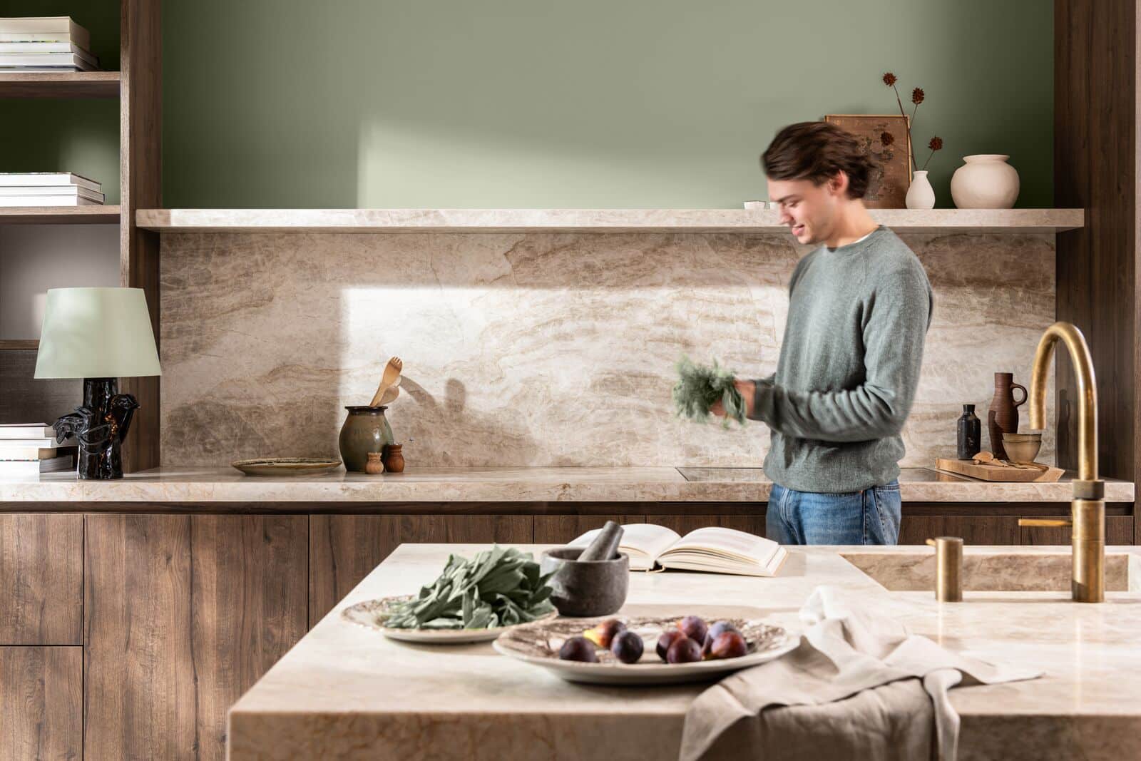 Soulful Sage mit warmen Naturtönen Grüne Wandfarbe kombiniert mit warmem Holz und Naturtönen in einer Küche