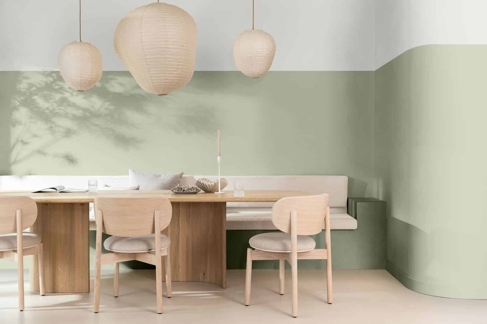 Soulful Sage 2027 – Farbwelt Light Helles Esszimmer mit Soulful-Sage-Wand, hellem Holz und natürlichen Materialien