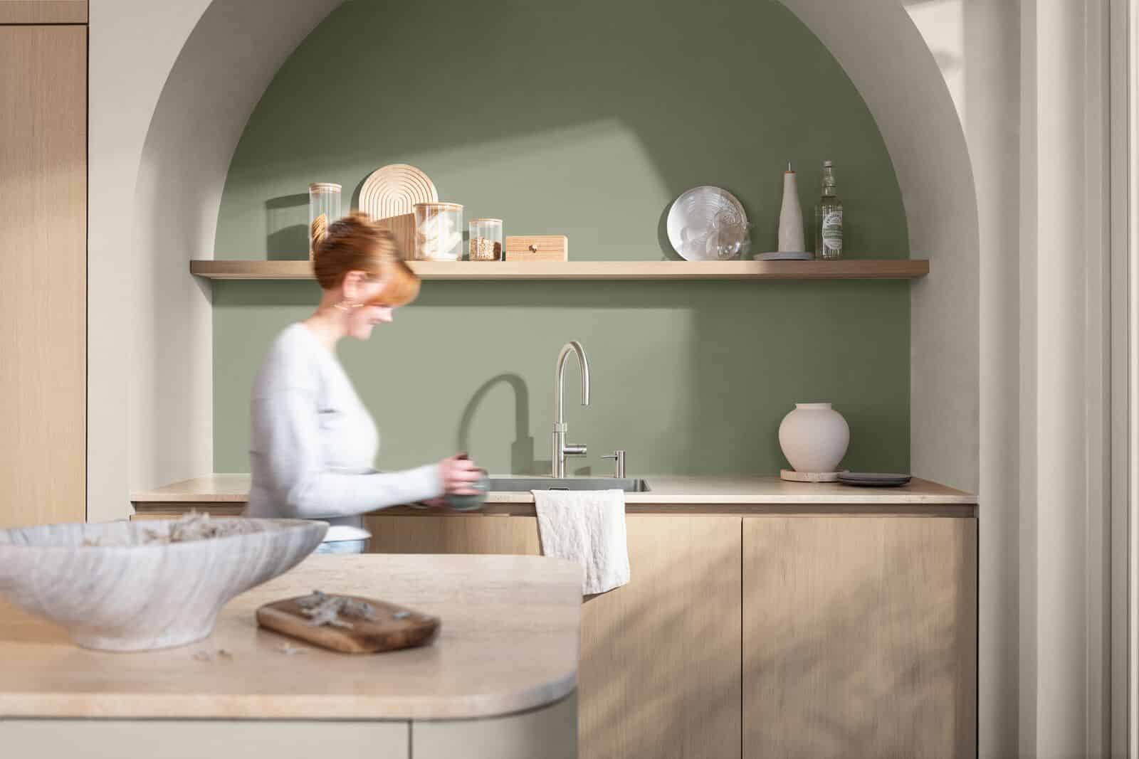 Soulful Sage mit hellen Naturtönen Helle Küche mit grüner Wandfarbe, Holz und neutralen Farbtönen