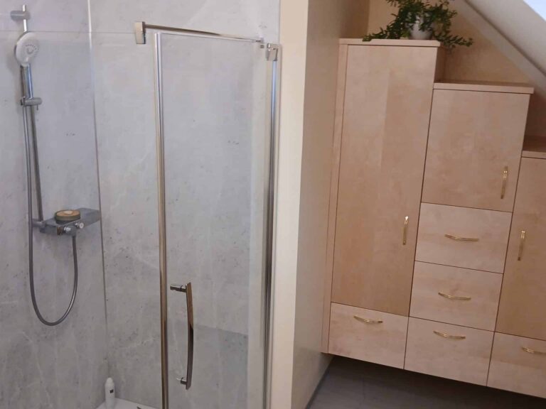 Fugenloses Bad in Klagenfurt Fugenlos gestaltetes Badezimmer in Klagenfurt mit Marmorboden