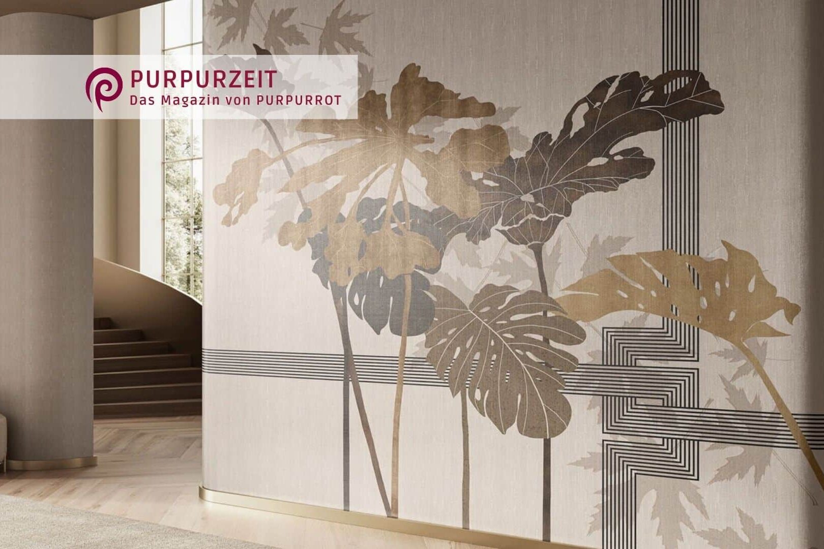 PURPURZEIT – Moderne Tapeten als Blickfang Großformatige Blatttapete auf geschwungener Wand in einem eleganten Wohnraum