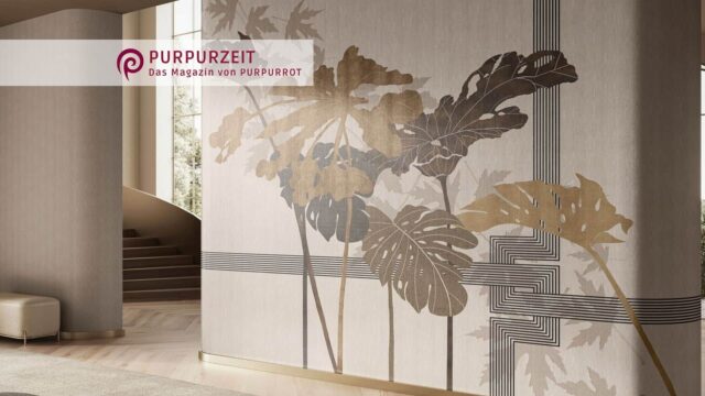 PURPURZEIT – Moderne Tapeten als Blickfang Großformatige Blatttapete auf geschwungener Wand in einem eleganten Wohnraum