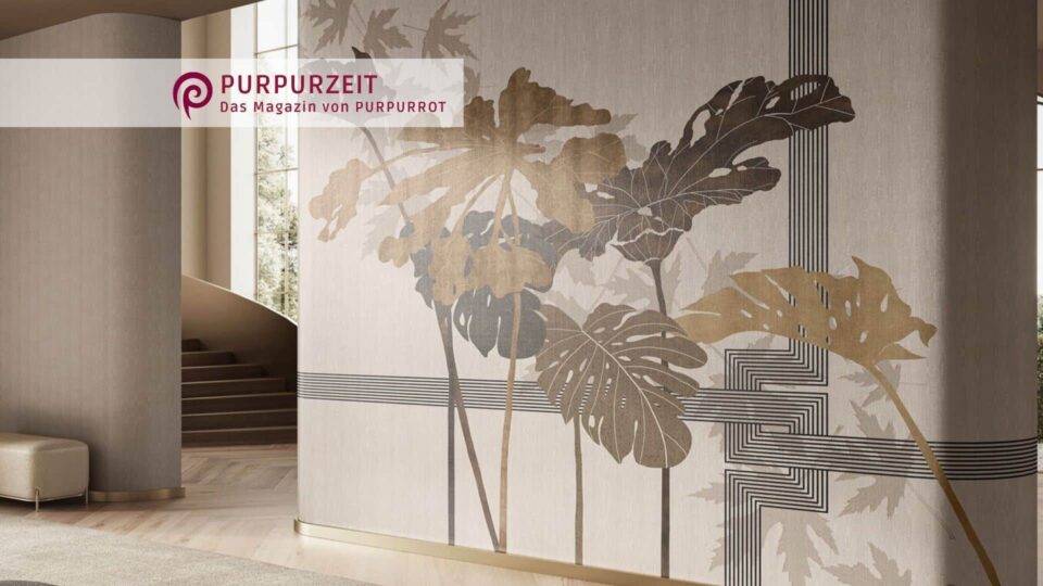 Großformatige Blatttapete auf geschwungener Wand in einem eleganten Wohnraum
