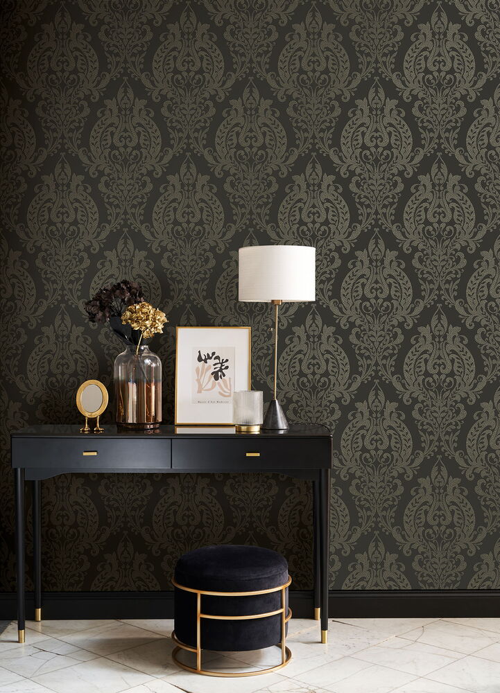 Schäfer Quintessence 5816900 – Midnight Gold Contrast Raumaufnahme Dunkle Akzentwand mit goldschimmerndem Ornament im Wohnraum, Schäfer Tapeten Quintessence Artikel 5816900